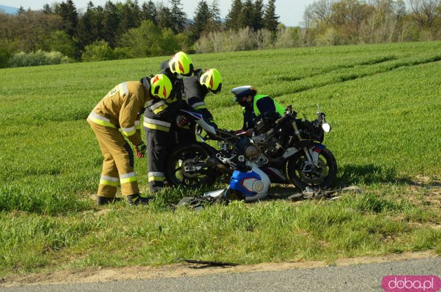 Motocykl uderzył w osobówkę na ósemce