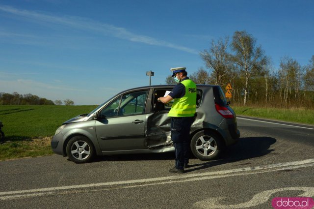 Motocykl uderzył w osobówkę na ósemce