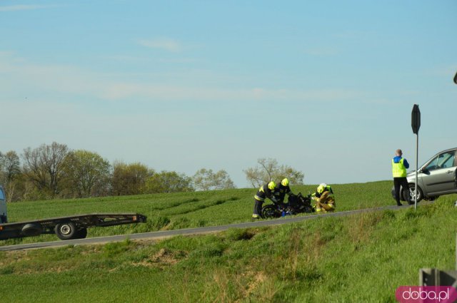 Motocykl uderzył w osobówkę na ósemce