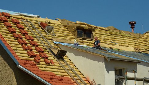 Trwa remont dachu świetlicy w Braszowicach