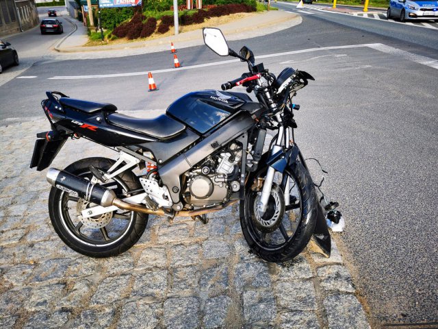 Zderzenie osobówki z motocyklem na k8 w Bardzie