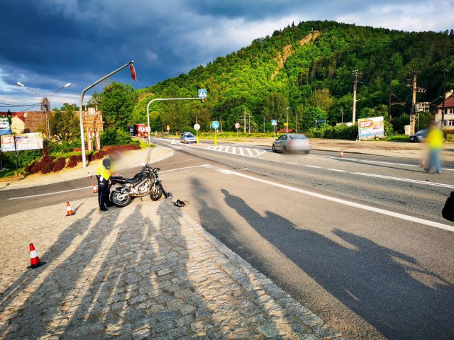 Zderzenie osobówki z motocyklem na k8 w Bardzie