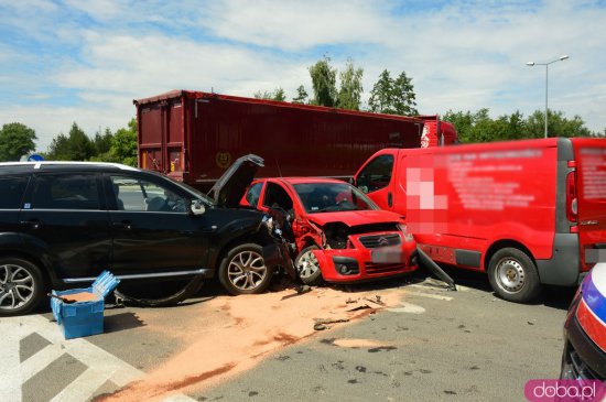 Wypadek trzech aut na skrzyżowaniu ósemki i Legnickiej