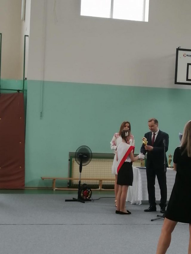 SP 2 w Kamieńcu Ząbkowickim: Najlepsi uczniowie nagrodzeni statuetkami 