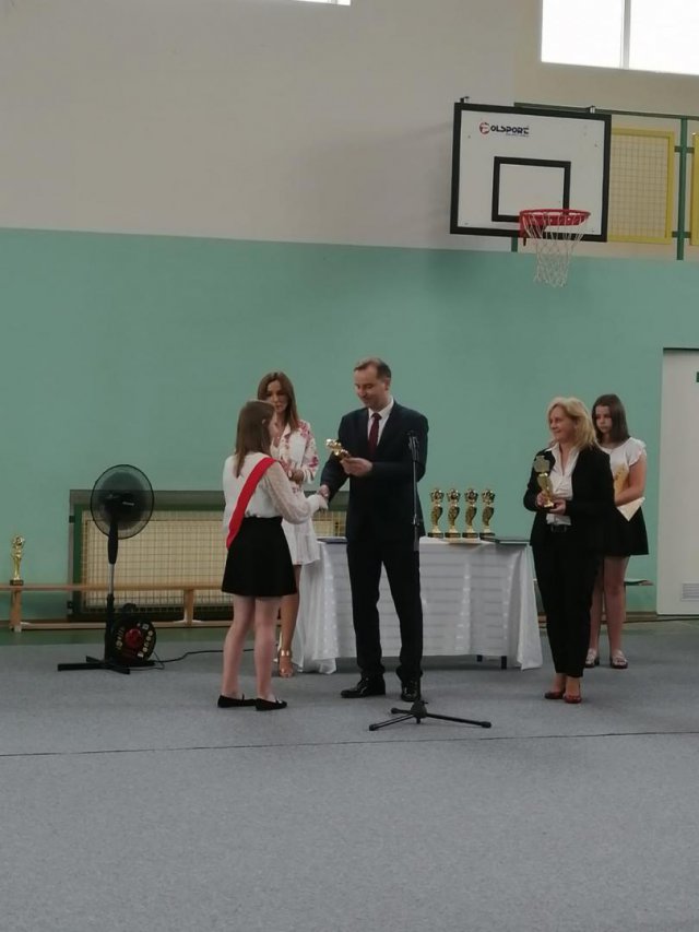 SP 2 w Kamieńcu Ząbkowickim: Najlepsi uczniowie nagrodzeni statuetkami 