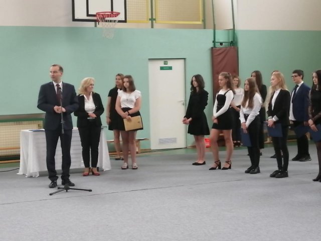 SP 2 w Kamieńcu Ząbkowickim: Najlepsi uczniowie nagrodzeni statuetkami 