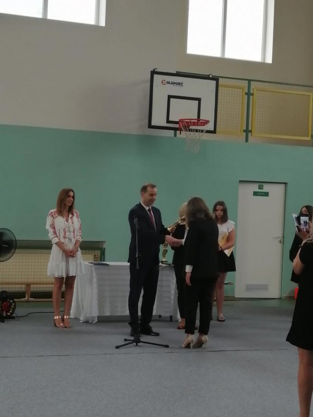 SP 2 w Kamieńcu Ząbkowickim: Najlepsi uczniowie nagrodzeni statuetkami 