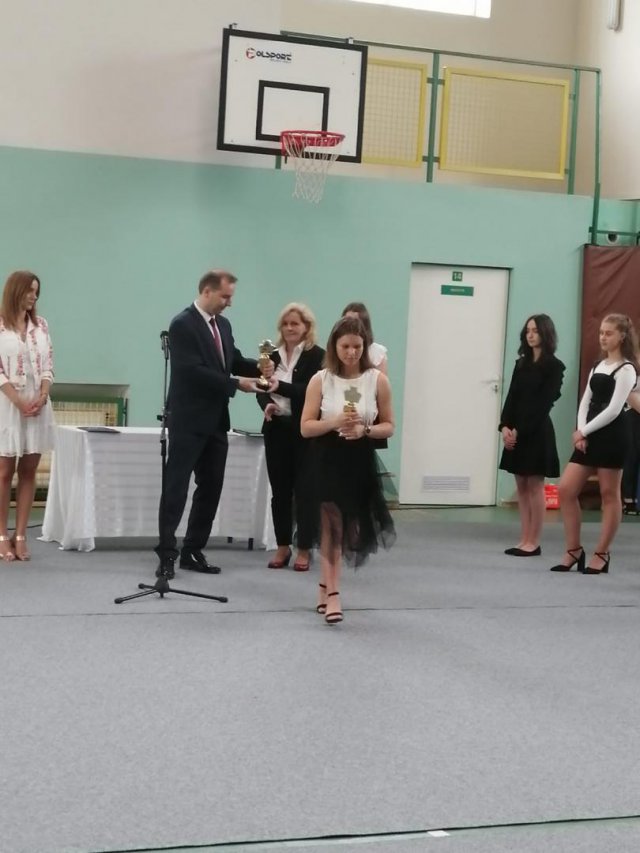 SP 2 w Kamieńcu Ząbkowickim: Najlepsi uczniowie nagrodzeni statuetkami 