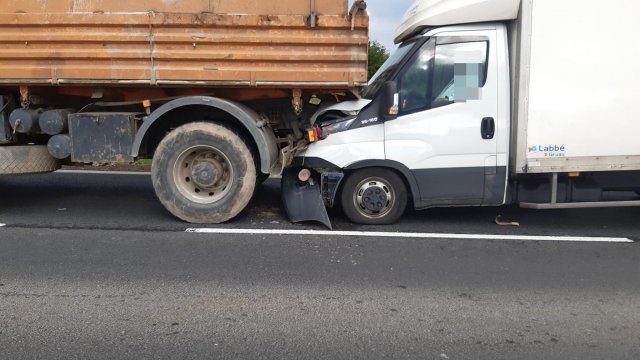 Zderzenie ciężarówki i busa na ósemce