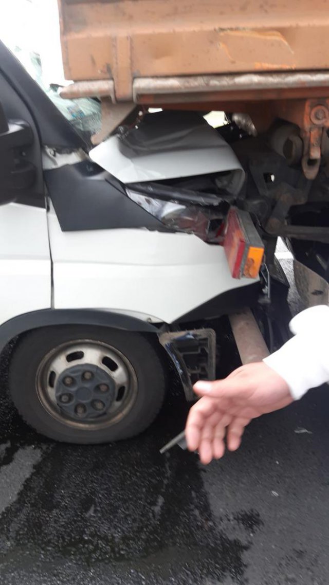 Zderzenie ciężarówki i busa na ósemce