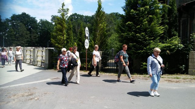 Kamieniec Ząbkowicki: Klub Seniora na spacerze w Dolinie Pereł