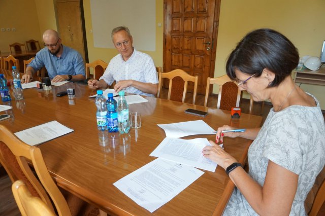 Podpisanie umowy na budowę drogi dojazdowej do gruntów rolnych w Mąkolnie
