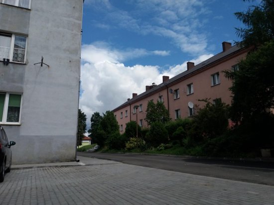 Bloki w Szklarach Hucie z nowymi chodnikami, placem i drogą