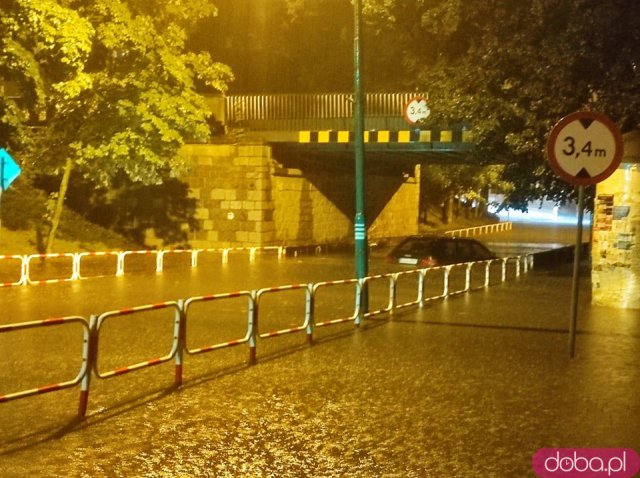 Ulewa nad powiatem. Pod wiaduktem w Ząbkowicach utknął samochód