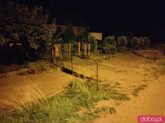 Ulewa nad powiatem. Pod wiaduktem w Ząbkowicach utknął samochód