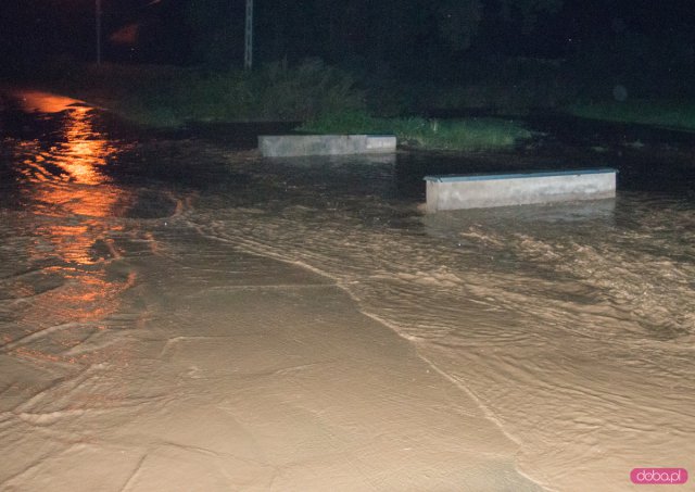 Ulewa nad powiatem. Pod wiaduktem w Ząbkowicach utknął samochód