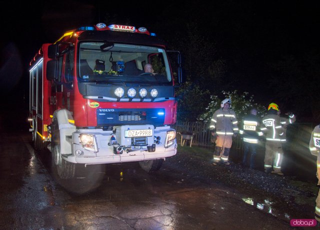 Ulewa nad powiatem. Pod wiaduktem w Ząbkowicach utknął samochód