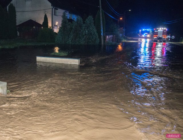 Ulewa nad powiatem. Pod wiaduktem w Ząbkowicach utknął samochód
