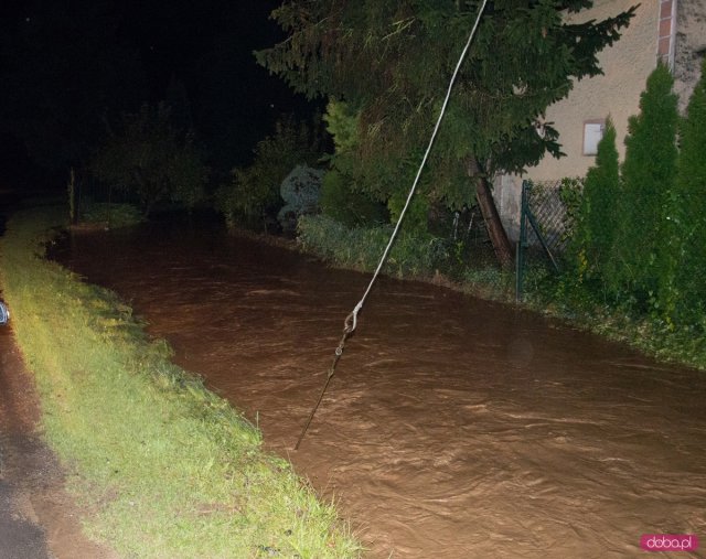 Ulewa nad powiatem. Pod wiaduktem w Ząbkowicach utknął samochód