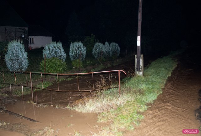 Ulewa nad powiatem. Pod wiaduktem w Ząbkowicach utknął samochód