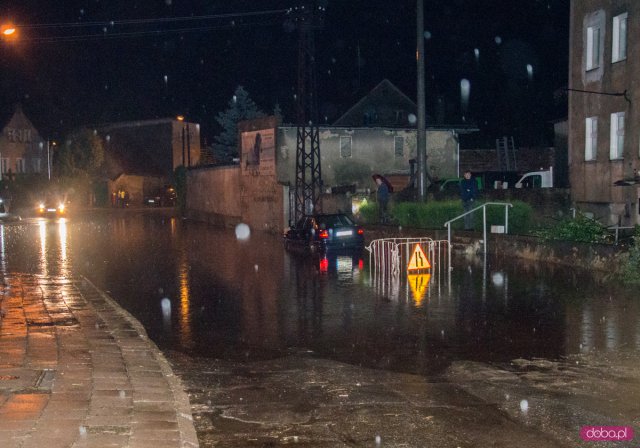 Ulewa nad powiatem. Pod wiaduktem w Ząbkowicach utknął samochód