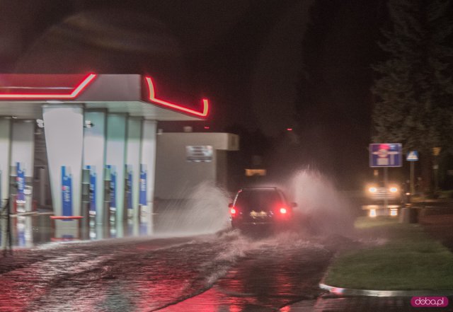 Ulewa nad powiatem. Pod wiaduktem w Ząbkowicach utknął samochód