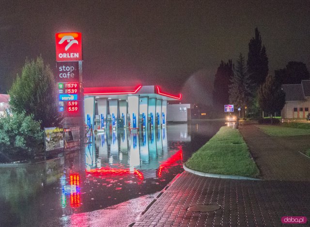 Ulewa nad powiatem. Pod wiaduktem w Ząbkowicach utknął samochód