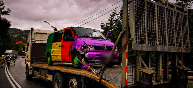 Pożar samochodu i kolizja busa w Bardzie