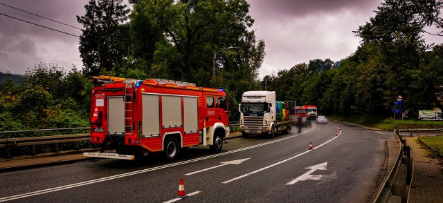 Pożar samochodu i kolizja busa w Bardzie