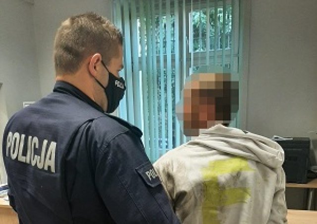 Rozpalił ognisko z zabawek przed cudzą altaną, co chciał się ogrzać