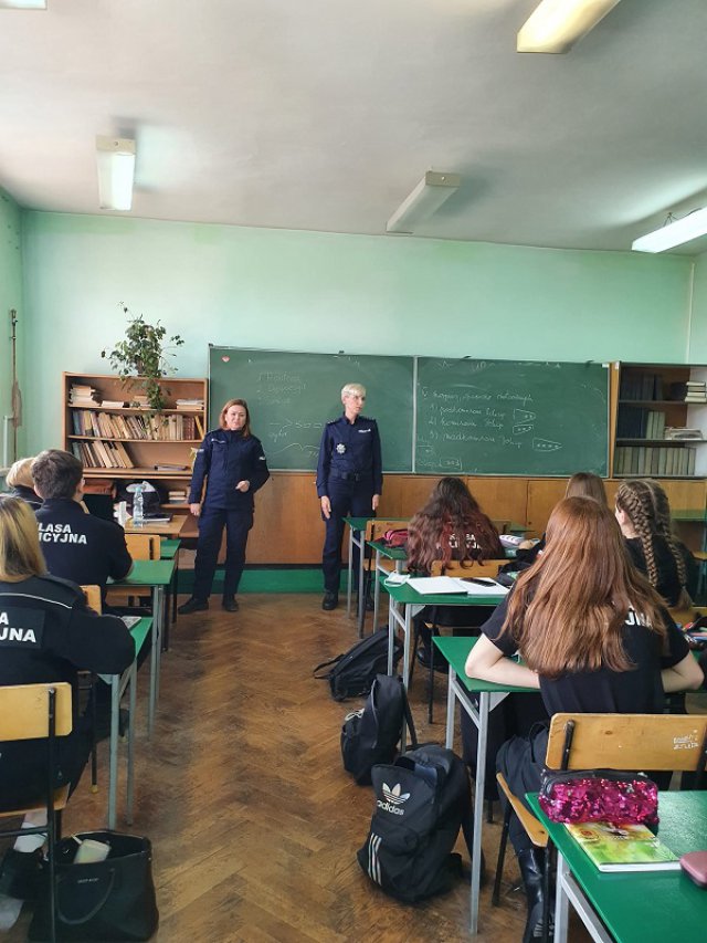 Policjantki z wizytą w klasie policyjnej w Ziębicach