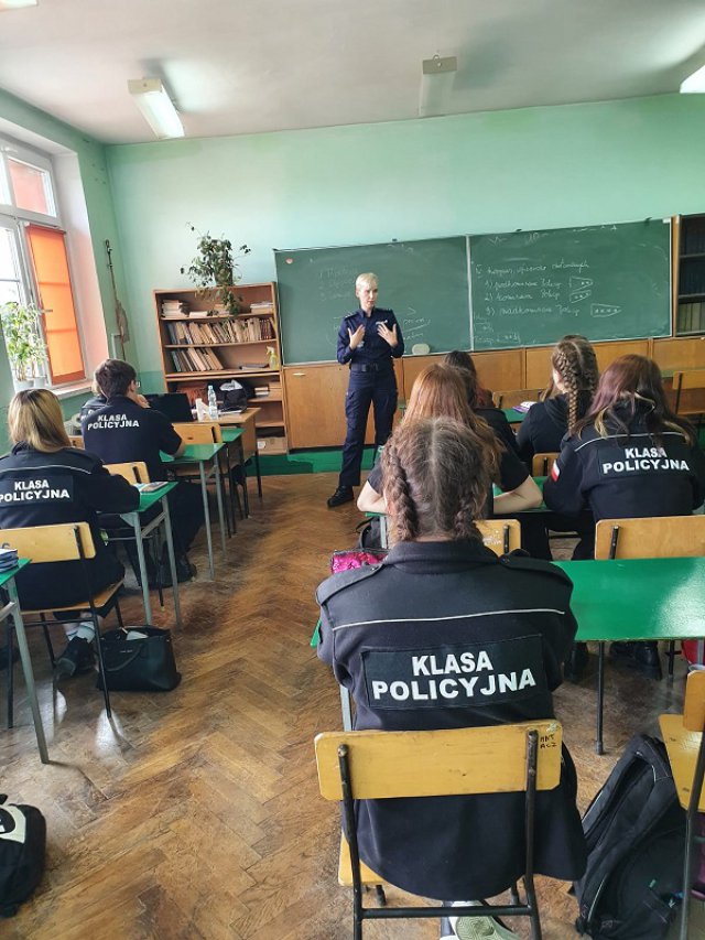 Policjantki z wizytą w klasie policyjnej w Ziębicach