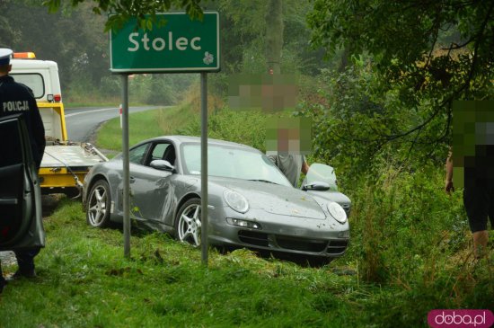 We wtorek 28 września na drodze wojewódzkiej 385 na trasie Ząbkowice Śląskie – Stolec wpadł do rowu samochód osobowy porsche. Do zdarzenia doszło przy wjeździe do miejscowości Stolec. Służby zostały poinformowane o nim po godzinie 12.00. Kierujący samocho