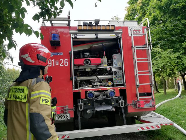 Ćwiczenia strażaków na terenie Jutrzenki w Bardzie