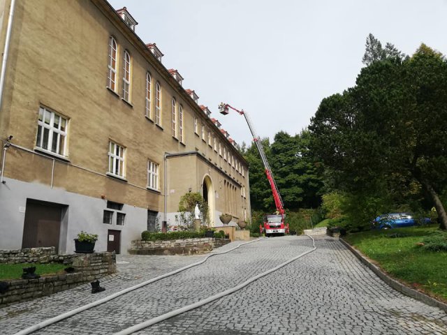 Ćwiczenia strażaków na terenie Jutrzenki w Bardzie