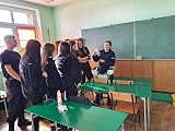 Spotkanie licealistów z policjantką w ramach profilaktyki uzależnień