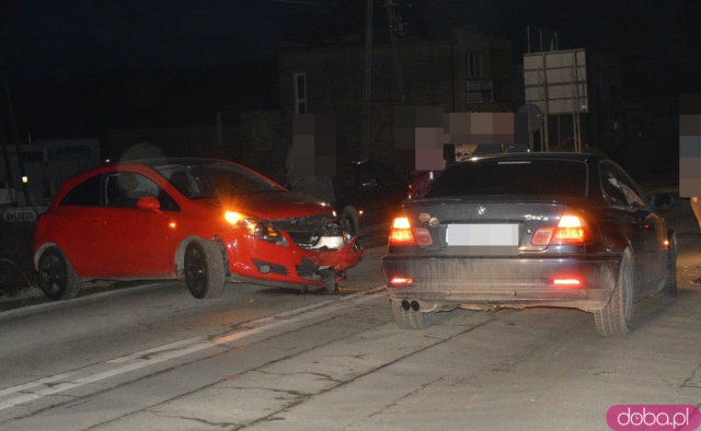 Zderzenie dwóch osobówek na skrzyżowaniu w Kamieńcu Ząbkowickim