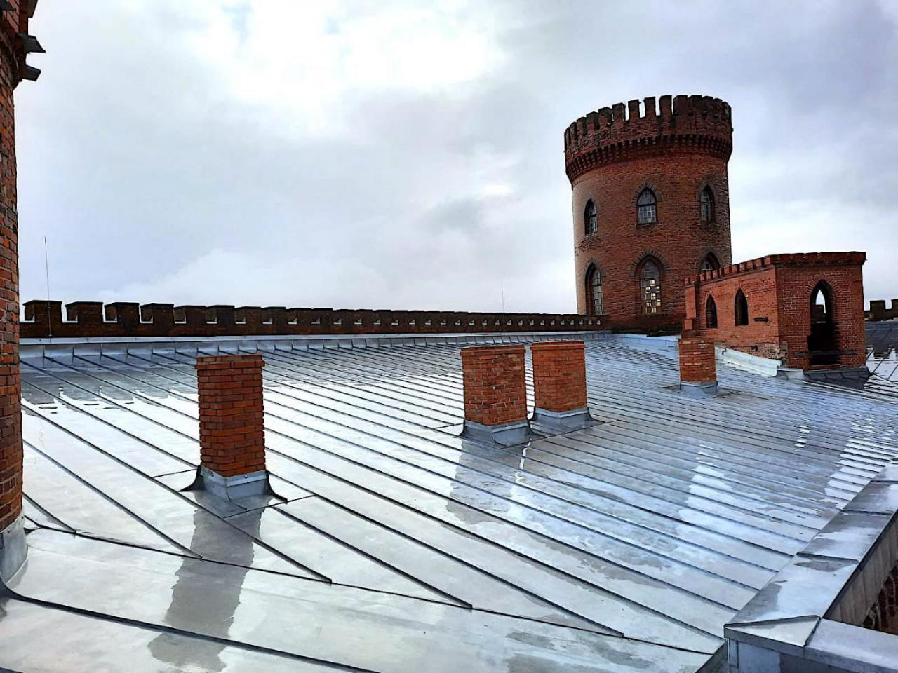 Pałac Marianny Orańskiej z nowym dachem.