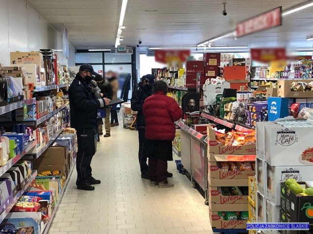 Ząbkowiccy policjanci sprawdzają, czy mieszkańcy stosują się do obowiązujących obostrzeń