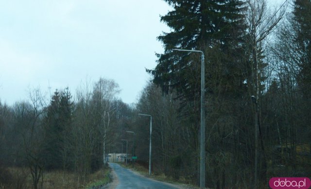 Wyremontowana droga w Mąkolnie i nowe lampy w Chwalisławiu 