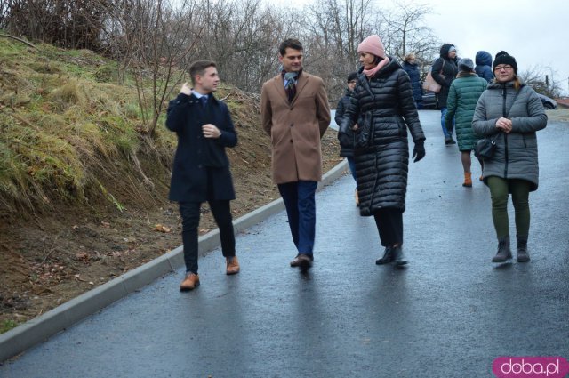 Wyremontowana droga w Mąkolnie i nowe lampy w Chwalisławiu 