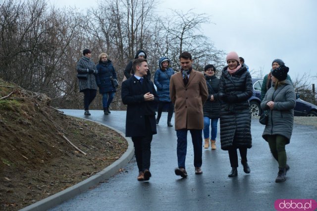 Wyremontowana droga w Mąkolnie i nowe lampy w Chwalisławiu 