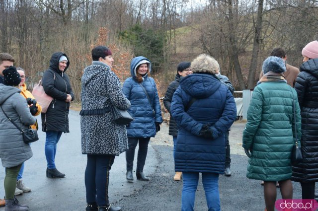 Wyremontowana droga w Mąkolnie i nowe lampy w Chwalisławiu 