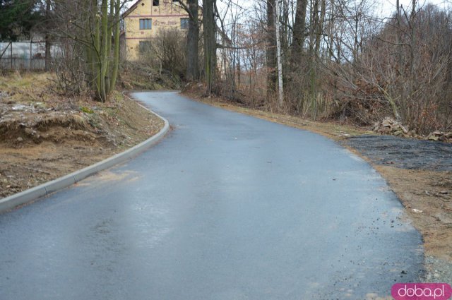 Wyremontowana droga w Mąkolnie i nowe lampy w Chwalisławiu 