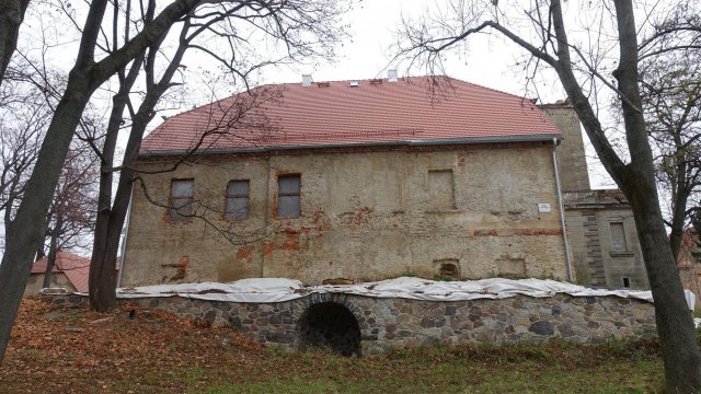 W 2019 r. i przeprowadziła wzmocnienie konstrukcji ścian pałacu oraz wykonała stropy nad parterem, a w 2020 r. - strop nad drugą kondygnacją, dalsze wzmocnienia ścian oraz odbudowę konstrukcji dachu, która w przyszłości otrzyma swoje docelowe pokrycie. Wł