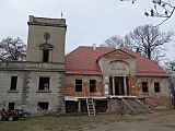 W 2019 r. i przeprowadziła wzmocnienie konstrukcji ścian pałacu oraz wykonała stropy nad parterem, a w 2020 r. - strop nad drugą kondygnacją, dalsze wzmocnienia ścian oraz odbudowę konstrukcji dachu, która w przyszłości otrzyma swoje docelowe pokrycie. Wł