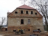 W 2019 r. i przeprowadziła wzmocnienie konstrukcji ścian pałacu oraz wykonała stropy nad parterem, a w 2020 r. - strop nad drugą kondygnacją, dalsze wzmocnienia ścian oraz odbudowę konstrukcji dachu, która w przyszłości otrzyma swoje docelowe pokrycie. Wł