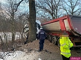 Zderzecie ciężarówki i osobówki przed Ożarami