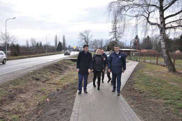 Chodnik do ząbkowickiego parku handlowego i droga w Bobolicach gotowe