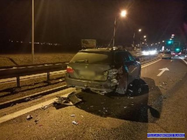 67-latek wjechał w samochody stojące na światłach i zatrzymał się na barierach